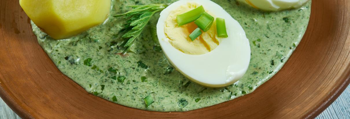 Картофель с соусом из зелени и рубленым яйцом